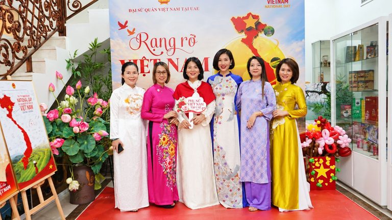 TS. Nguyễn Thu Hương cùng Đại sứ Nguyễn Thanh Diệp, phu nhân và các khách mời chụp ảnh lưu niệm tại chương trình